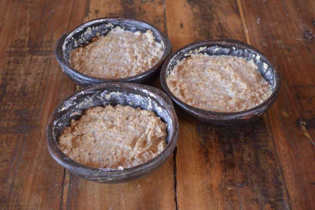 Alimento y conciencia: preparación de masa en recipientes de barro.