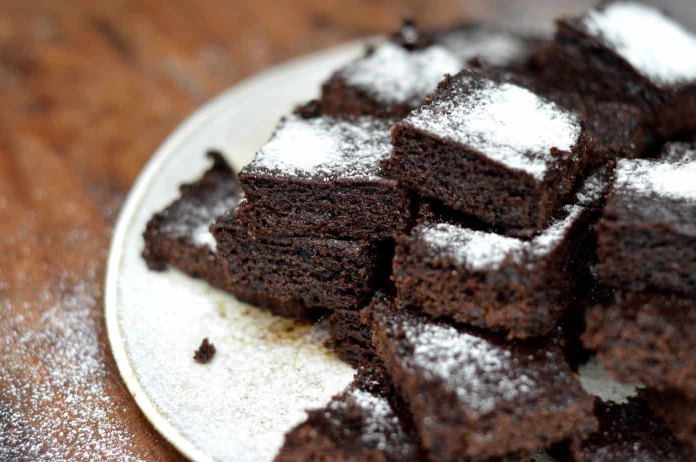 Brownies de chocolate caseros y saludables, ideales para un postre consciente y nutritivo.
