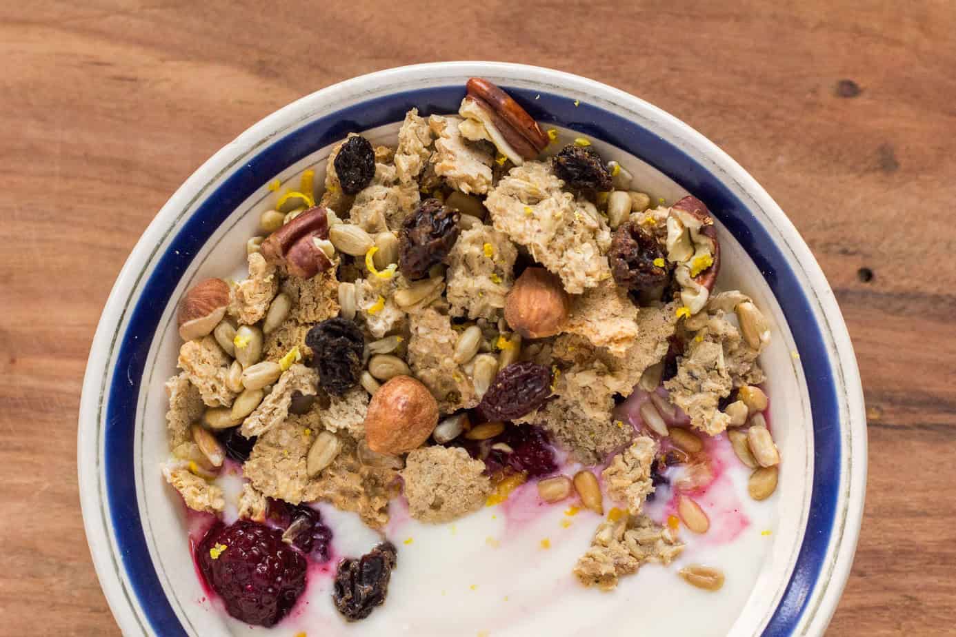 Alimento y conciencia: cereal, frutos secos y frutos rojos para una dieta consciente.