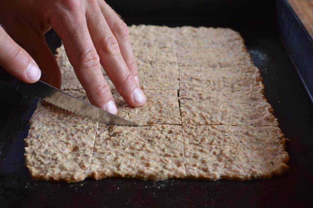 Corte de pan integral casero para promover una alimentación consciente y saludable.