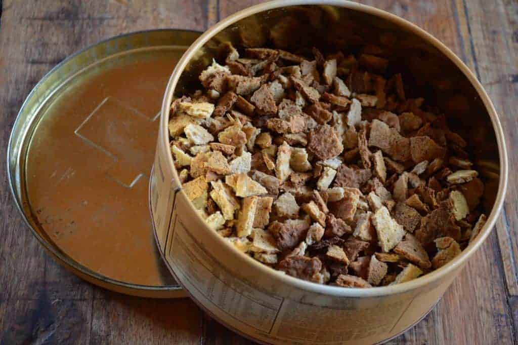 Imagen de carne enlatada con trozos de hueso y grasa, lista para consumir.