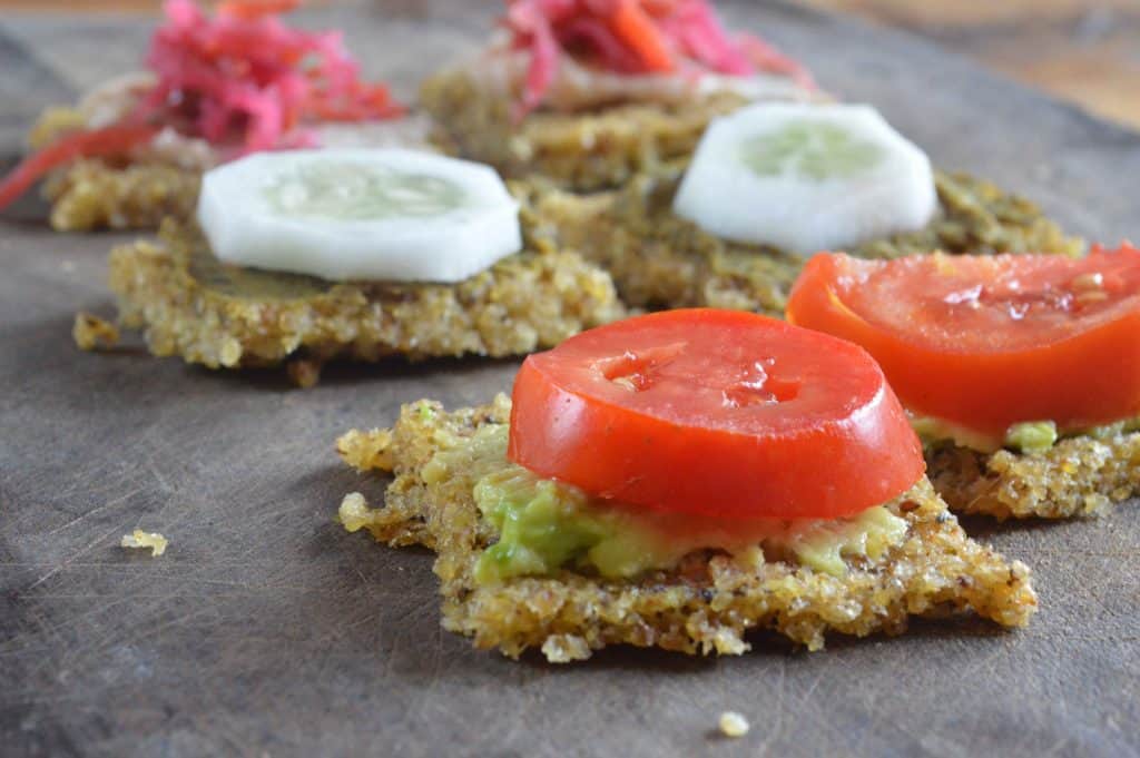 Tostadas integrales con tomate, pepino y lechuga, opción nutritiva y deliciosa para un día conscient.