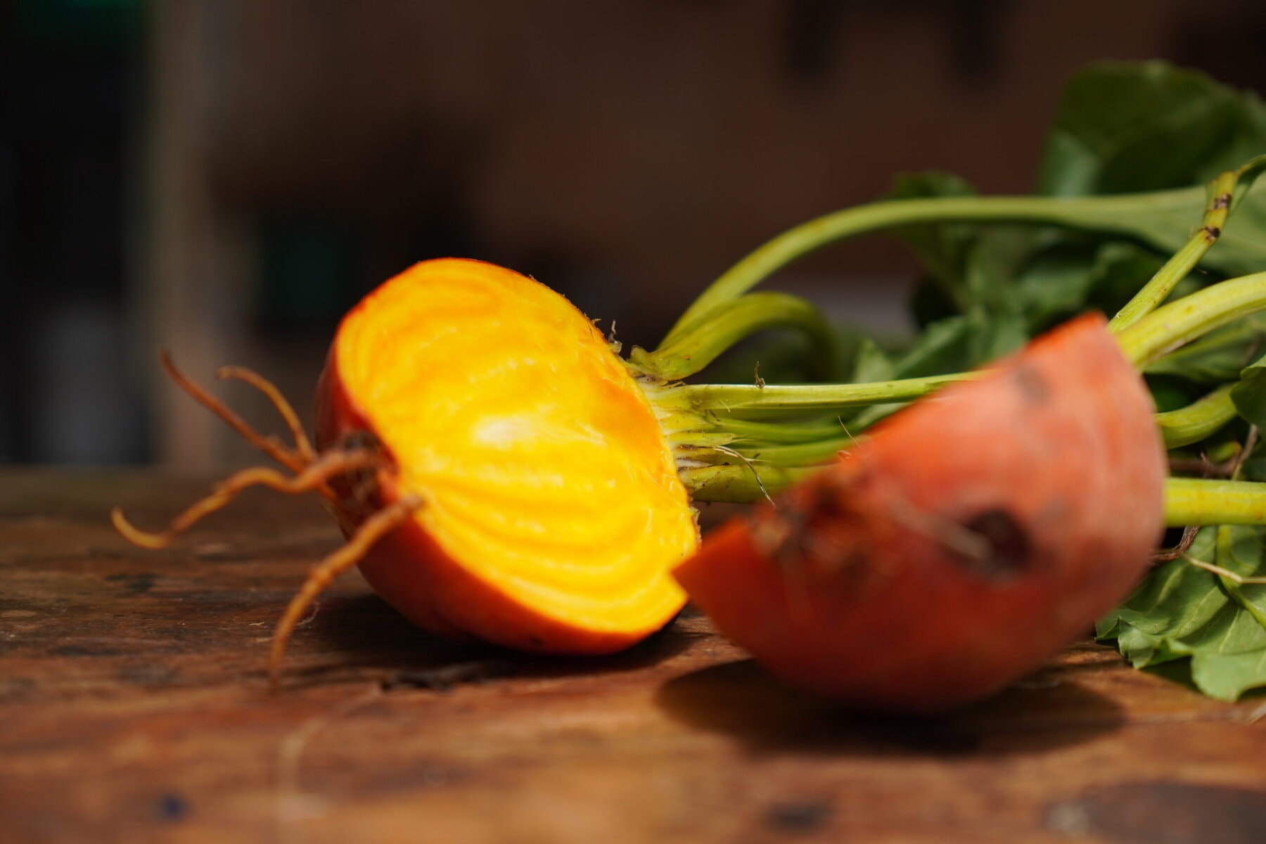 Tomates y remolachas orgánicas, alimentos saludables y conscientes para una alimentación nutritiva.