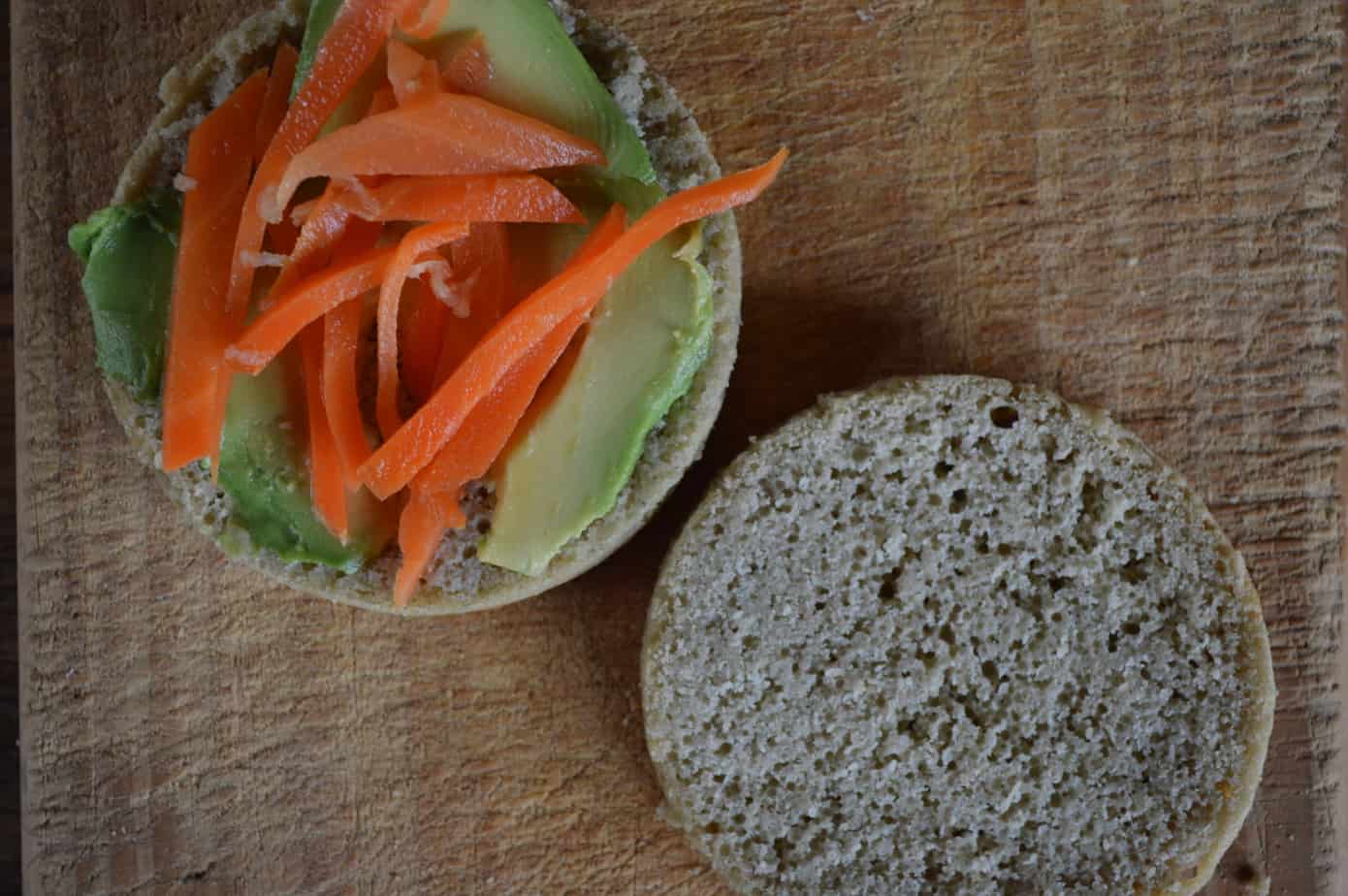 Imagen de un sándwich saludable con vegetales frescos y pan integral.