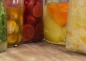 Conservas de frutas y verduras naturales y nutritivas para una alimentación consciente.