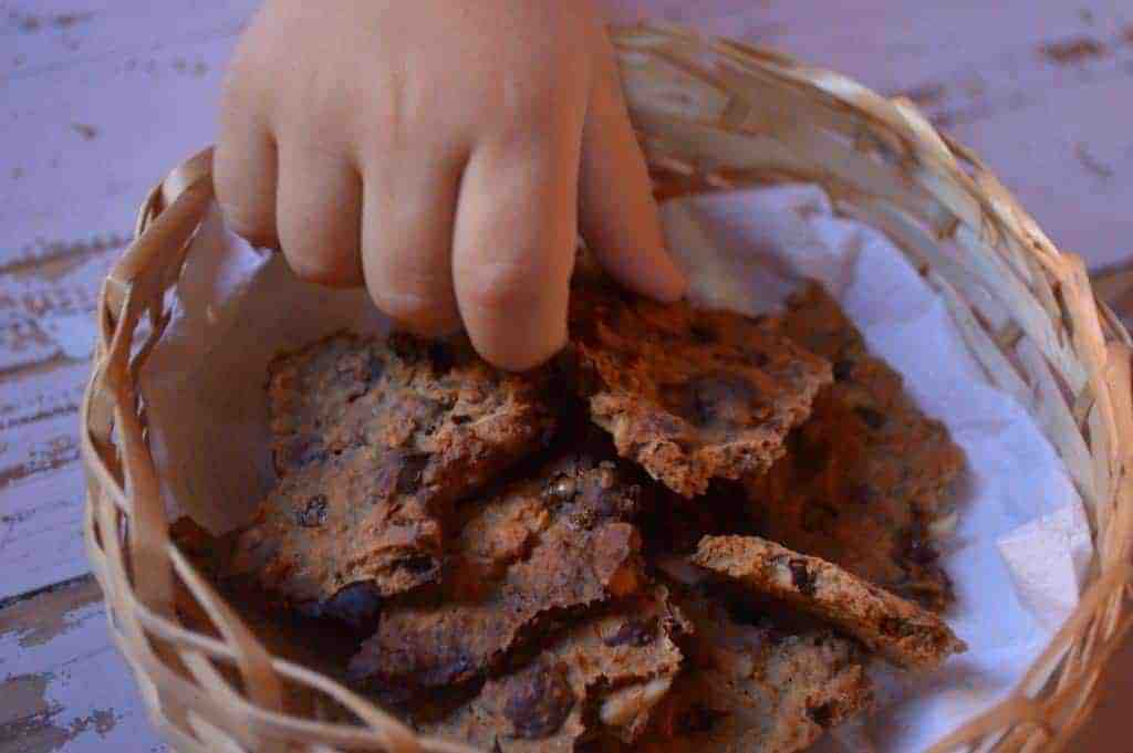 Hojuelas de avena caseras en un cesto de mimbre, ideales para un desayuno saludable y nutritivo.