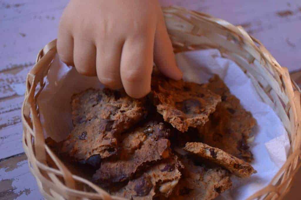 Imagen de frutos secos tostados en una cesta de mimbre, ideal para un snack nutritivo y consciente.
