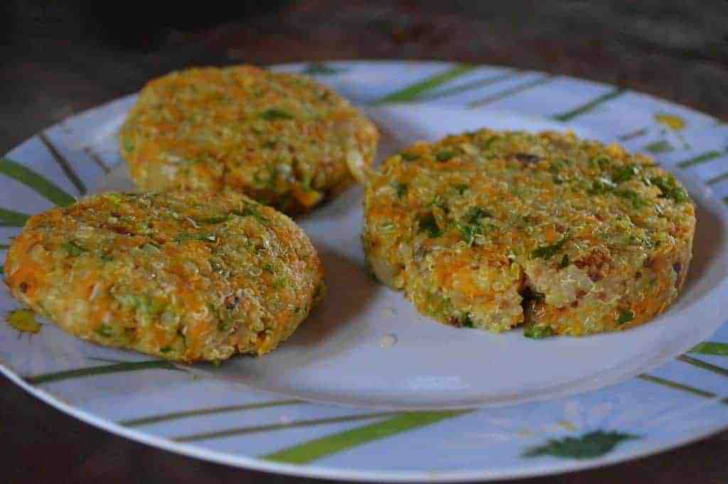 Hamburguesas vegetarianas con verduras y legumbres, ideales para una alimentación consciente y nutri.