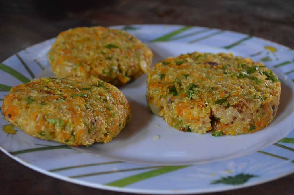Huevos rellenos con verduras frescas y especias, plato saludable y nutritivo.