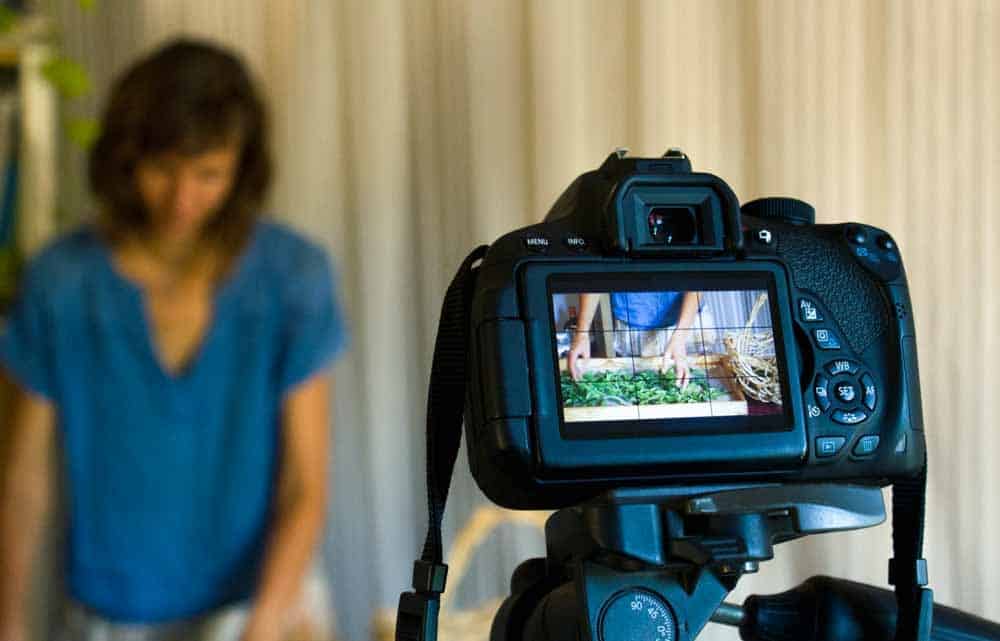 Cámara grabando a una mujer en un encuentro virtual de Zoom.