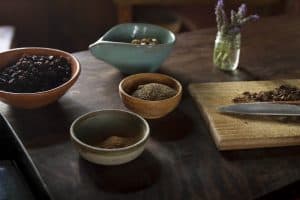 Especias y ingredientes naturales en un entorno de cocina saludable.