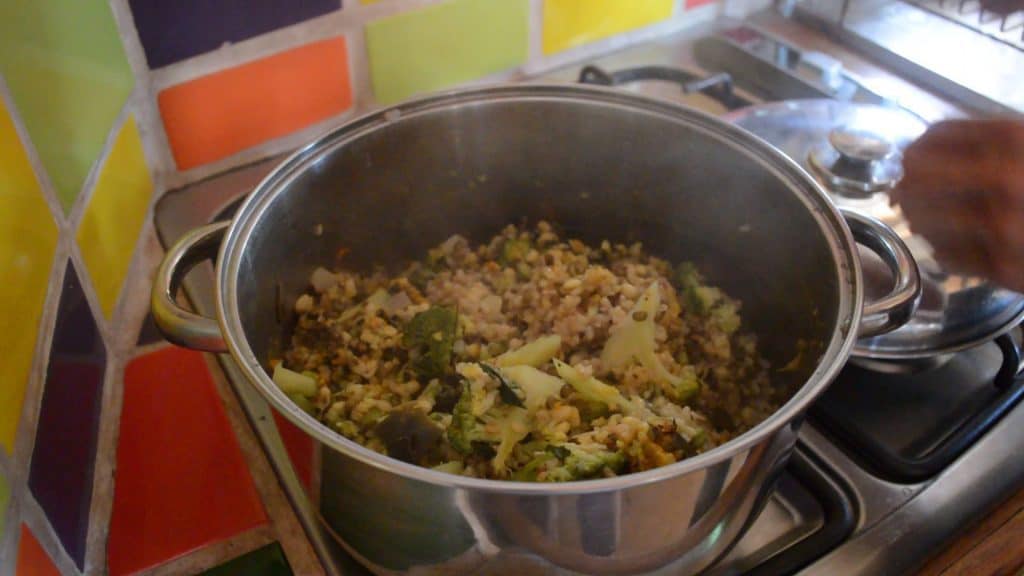 Plato de comida saludable preparado en la cocina.