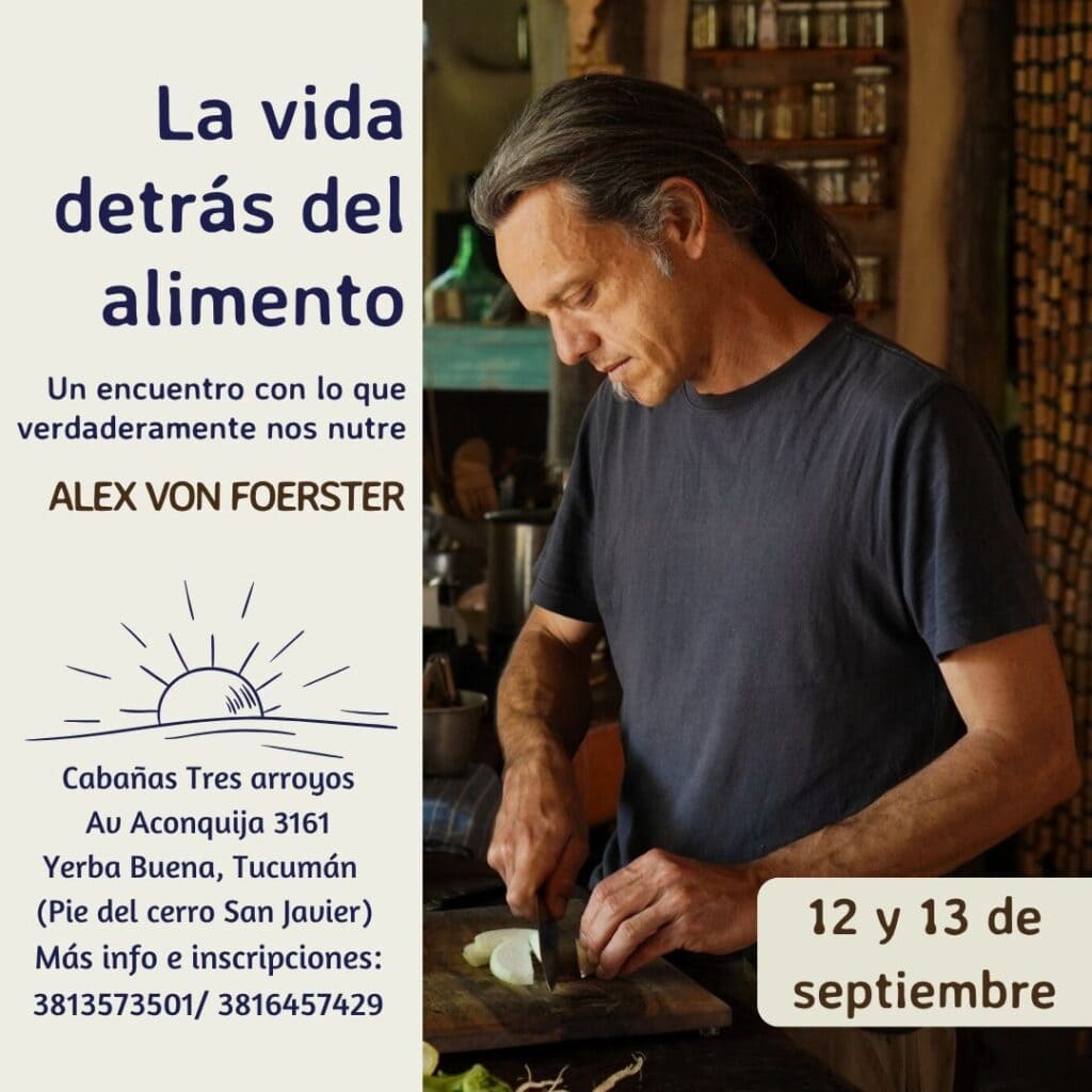 Hombre preparando comida en un ambiente acogedor en Tucumán.