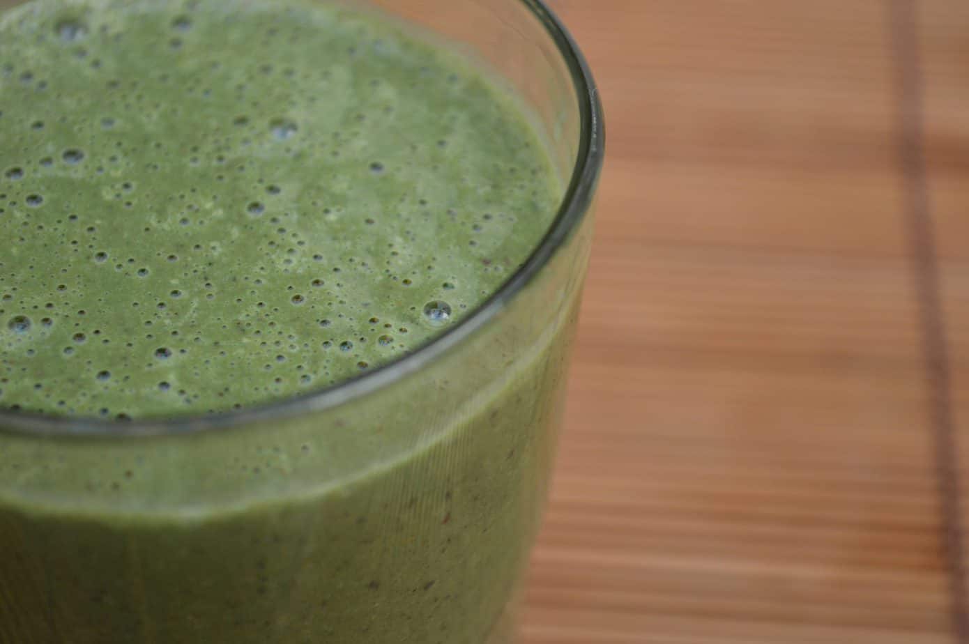 Licuado verde saludable con damascos secos, ideal para energía y bienestar.