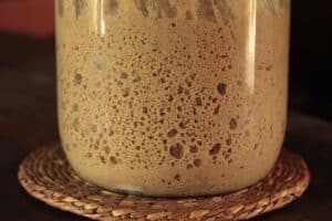 Bebida de café con leche, saludable, nutritiva y energizante, ideal para promover alimentación consciente y bienestar.