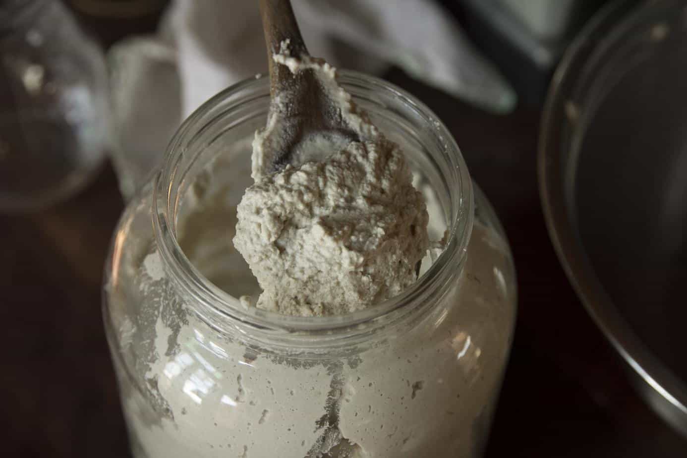 Masa madre sin gluten en frasco para preparar pan sin gluten. Ideal para recetas saludables y consci.