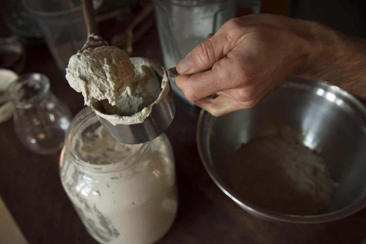 Masa madre sin gluten en proceso, ideal para recetas saludables y sin alérgenos.