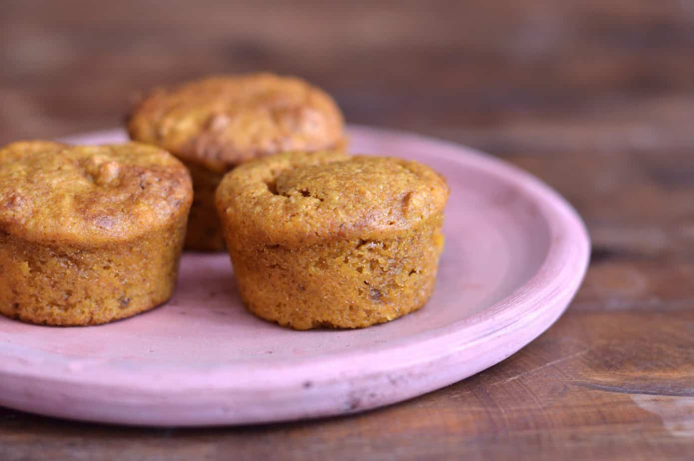 Muffins saludables y nutritivos en un plato rosa.