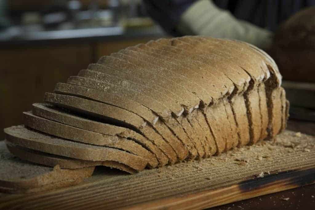Pan de trigo con masa madre, cortado en rodajas