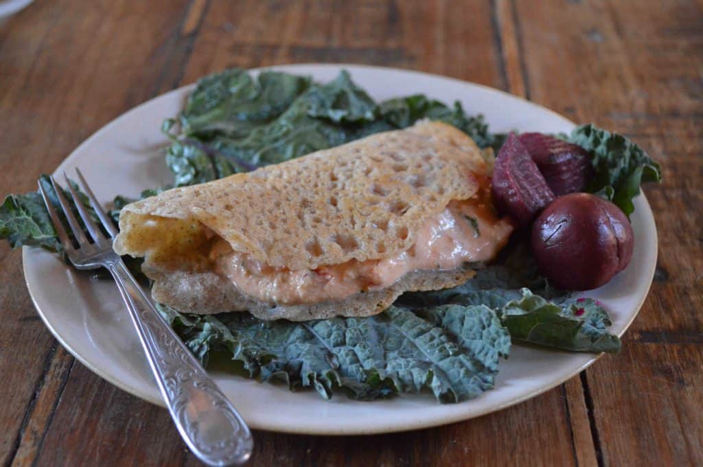 Alimento saludable y consciente en el Día 5, con pan integral, ensalada y remolacha, promoviendo una.