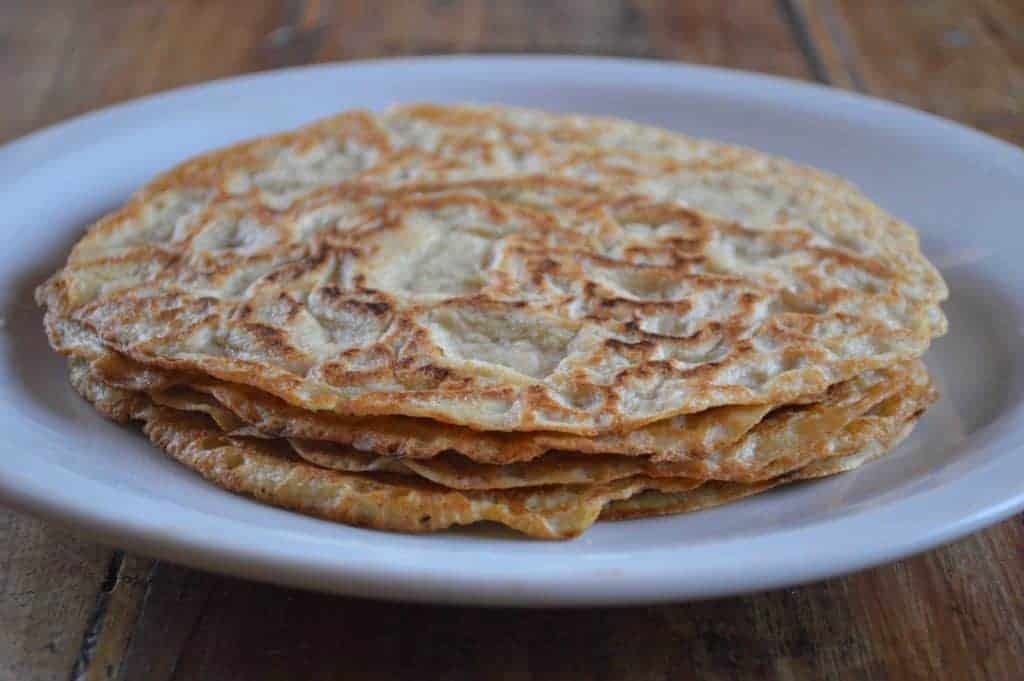 Hojuelas de maíz tradicionales en un plato blanco, perfectas para un desayuno saludable y nutritivo.