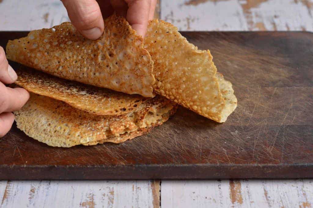 Panqueques caseros de harina integral y avena, ideales para una alimentación consciente.