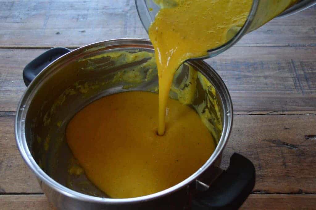 Sopa de verduras nutritiva y casera para promover una alimentación consciente.