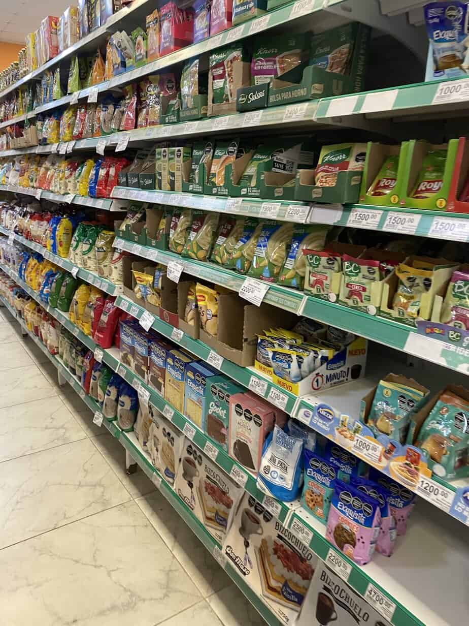 Bolsas de harina y alimentos de cocina en supermercado para alimentación consciente y saludable.