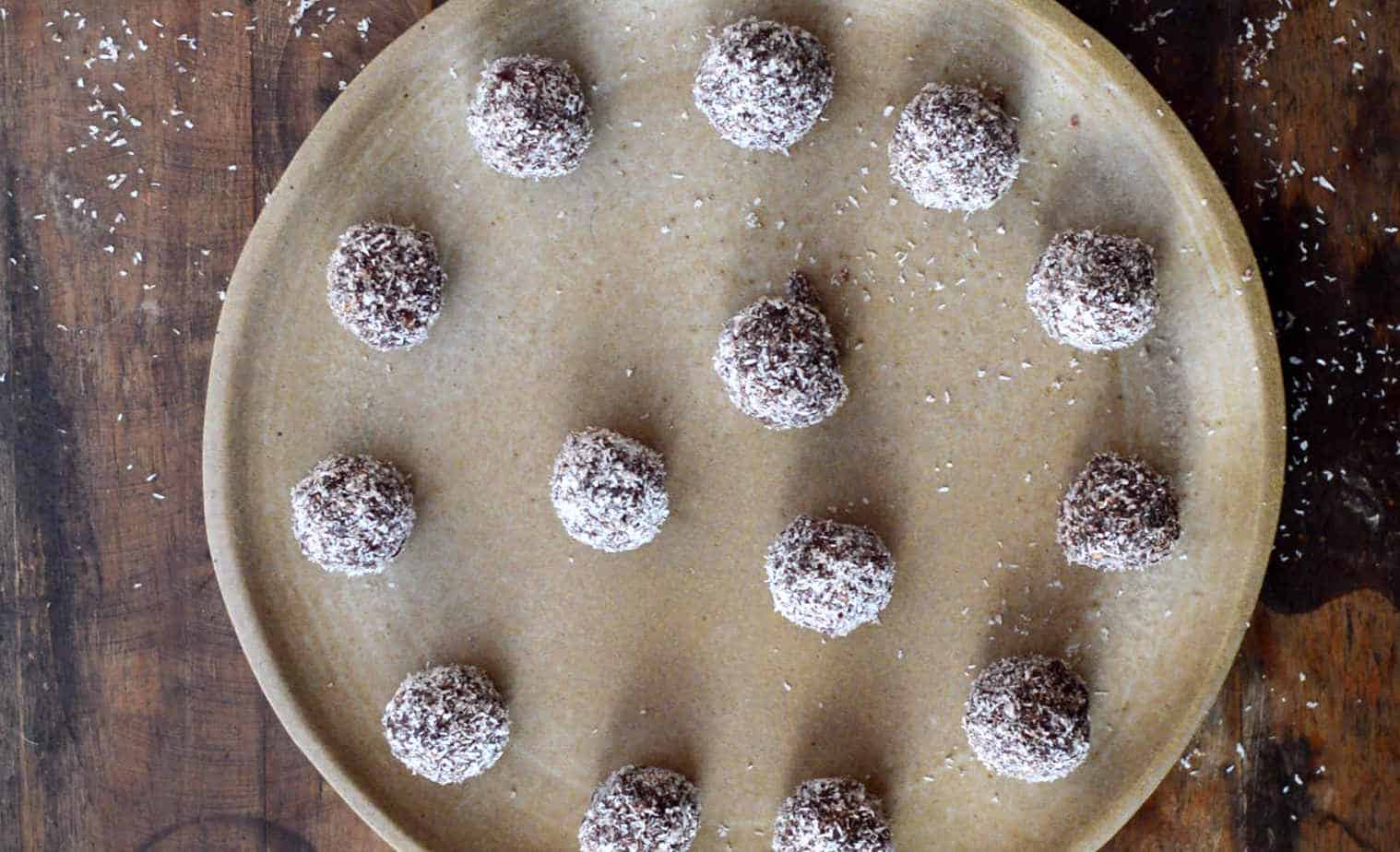 Dulces saludables en forma de bolitas de cacao y coco, ideales para promover hábitos alimenticios co.