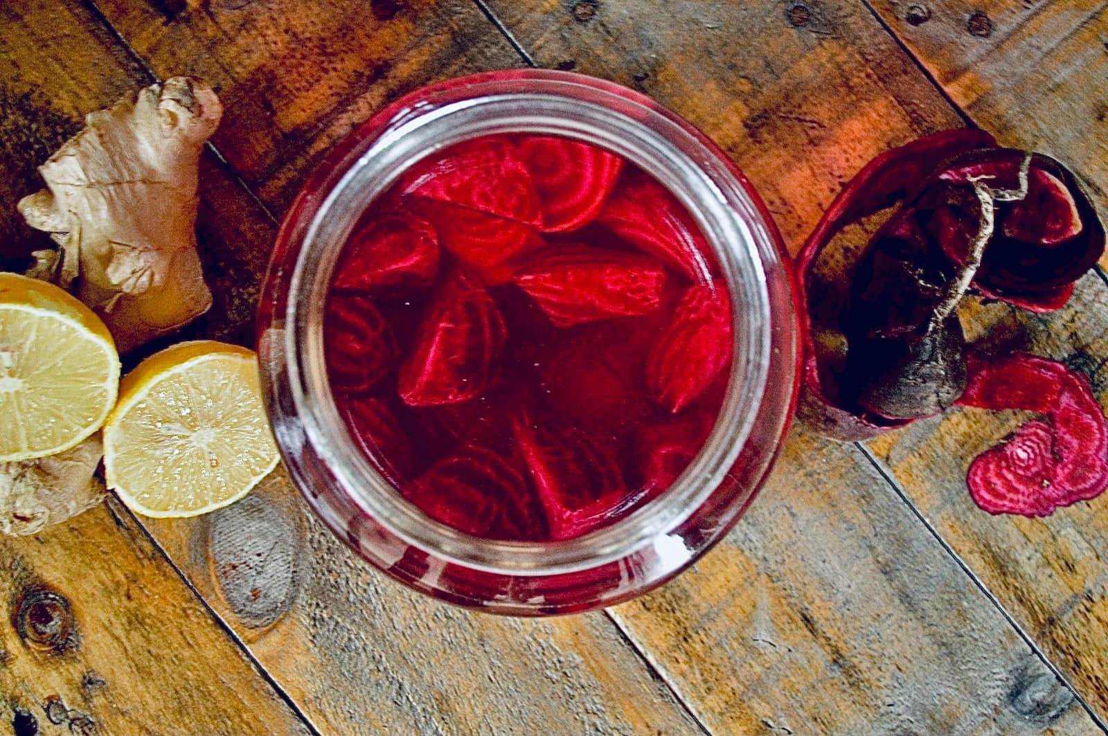 Infusión de raíces y frutas naturales para bienestar y salud.
