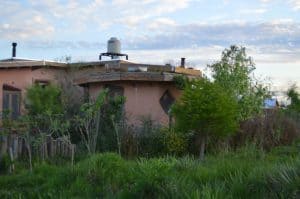 Vivienda sustentable y natural en Maschwitz, rodeada de vegetación y energía renovable.