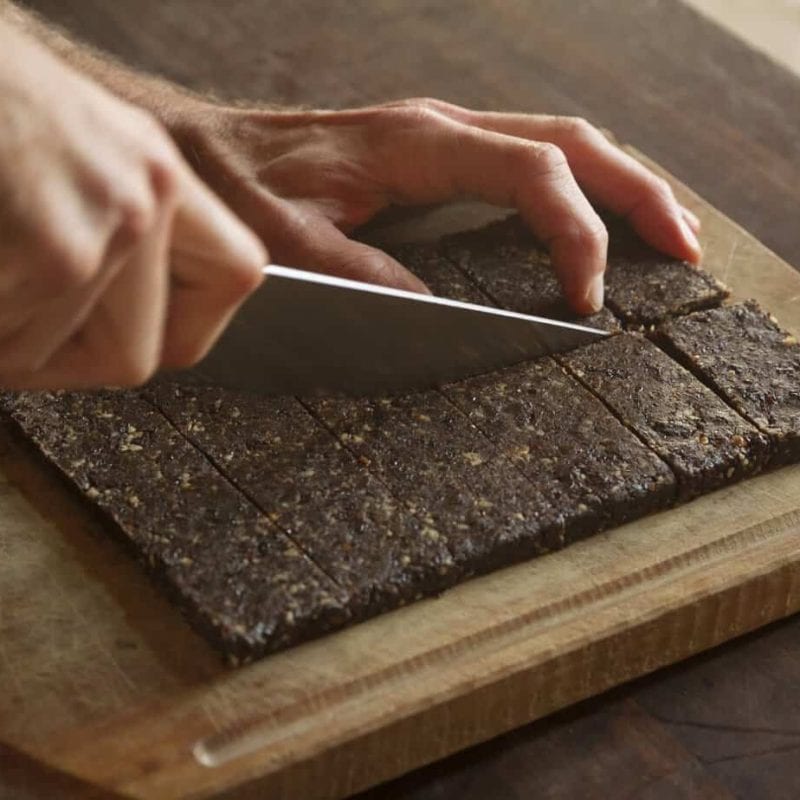 Alex cortando barritas