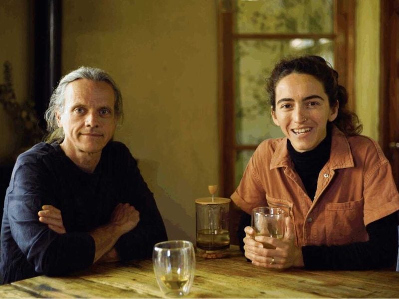 Disfruta de una comida consciente y saludable en un entorno natural con amigos. Alimentación y conciencia para bienestar integral.