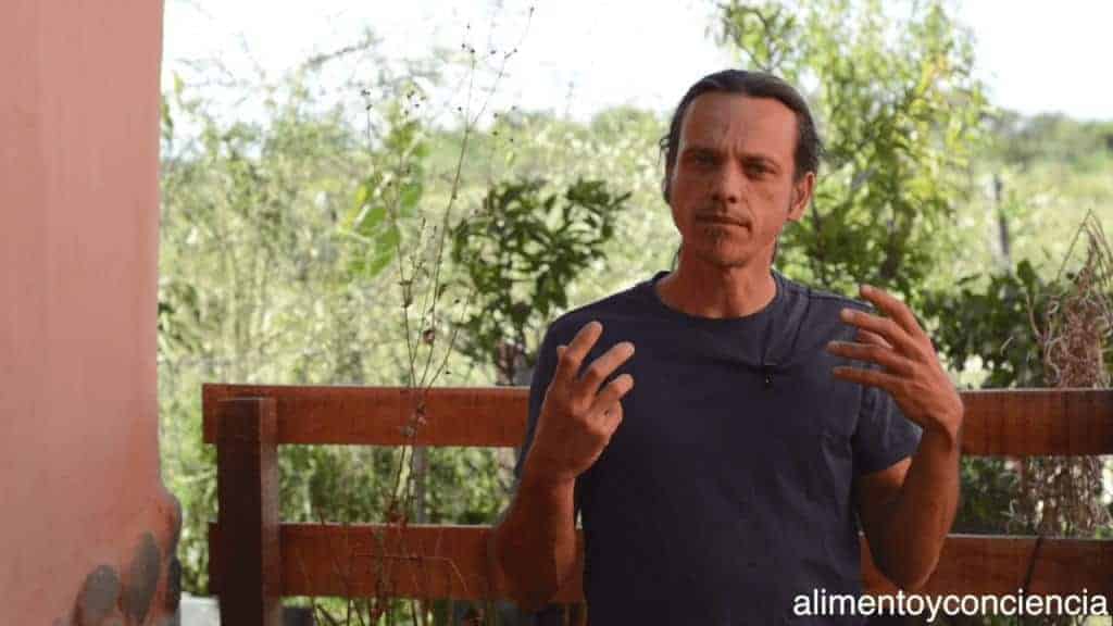 Hombre reflexionando sobre alimentación consciente en un entorno natural.